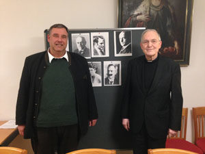 Der BKR-Vorsitzende RA Roger Zörb (links) dankte Prälat Prof. Dr. Helmut Moll (rechts) vor der "Märtyrerwand" für seinen Vortrag: Sieben deutsche Märtyrer-sten stellvertretend für die sieben geistigen Werke der Barmherzigkeit.